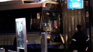 駅商業施設にバス突っ込む　女性２人けが、運転手逮捕　兵庫・西宮