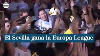 Aficionados reciben al Sevilla en su hotel tras ganar la Europa League