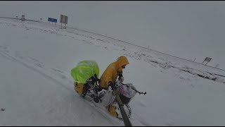 骑行新疆，大雪天气缺水少粮罕见遇骑友，废弃房生火化雪取水【老叶的骑行之旅】