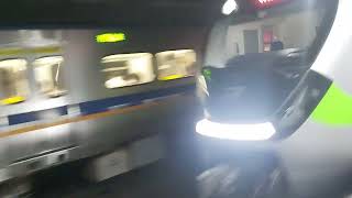 1257次基隆發車經由山線開往三義的EMU740車王+EMU739阿福號區間車，和4048次樹林發車經由宜蘭線開往蘇澳的銀綠色微笑號EMU900型十輛一編組EMU901車王區間快車