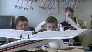 Соревнования по авиамоделированию собрали юных авиаконструкторов