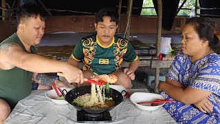 Justin Buat Sarapan Pagi Maggi Kari Udang Galah,Cepat Di Masak Sedap Di Makan.