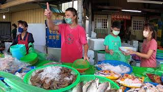 客人點的千元鮮魚拼盤來了 高雄茄萣興達港海鮮拍賣 興達港王中皇海鮮叫賣