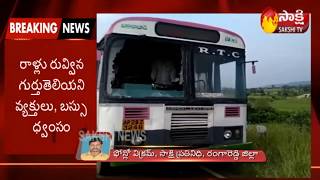 Stone Attack On RTC Bus In Vikarabad | బైక్ పై వచ్చి..బస్సుపై రాళ్ల దాడి