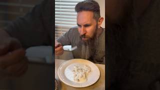 Aussie tries “biscuits and gravy” for the first time. 🇦🇺🇺🇸😎