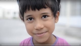 La amistad entre una niña y su triciclo