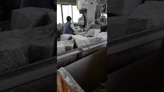 так виробляють колоту  гранітну бруківку.production of chipped granite paving