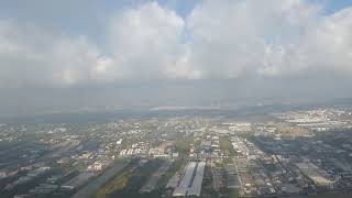 タイ　バンコク　スワンナプーム空港　離陸する飛行機の機内から