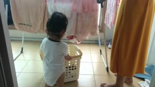 CheongYO helps Mom to hold the laundry, 빨래너는 엄마를 도와주는 청요