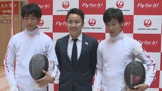 東京五輪へ剣を手にPR フェンシングの太田会長