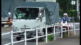 トラックが中途半端な信号無視で白バイに捕まる！交通機動隊による取り締まり検挙の瞬間！Motorcycle police