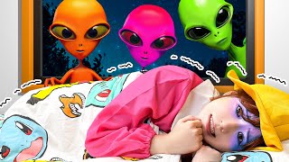 助けて〜＞＜カラフルな宇宙人がやってきた！幼稚園児が宇宙人とお家でかくれんぼやってみた♪家族を取り返そう！【寸劇】