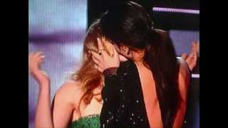 SANDRA BULLOCK KISSING SCARLETT JOHANSSON ON THE MTV MOVIE AWARDS!!!!