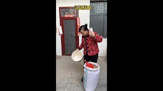 闺女看手机入迷了，逗逗她