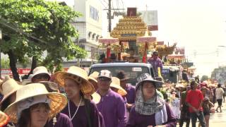 14 เม.ย. 58 ชาวลำปางจัดขบวนแห่สรงน้ำพระพุทธรูปคู่บ้านคู่เมืองเนื่องในวันสงกรานต์