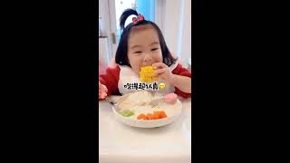 抖音 TikTok | 小宝宝太爱吃饭了 Baby Girl Loves to Eat Part 1