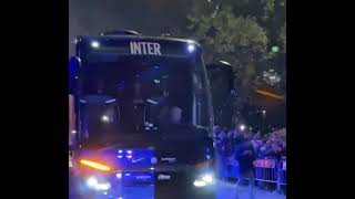 INTER-ARSENAL, L’ARRIVO DEL PULLMAN A SAN SIRO. L’ACCOGLIENZA DEL PUBBLICO!