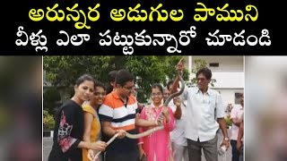 ఆరున్నర అడుగుల పాముని వీళ్ళు ఎలా పెట్టుకున్నారో చూడండి | 6 \u0026 Half Feet Snake | Cinema Politics