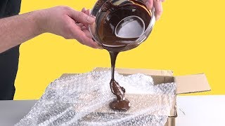 Versa il cioccolato sul pluriball: il risultato è unico.