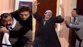 مظهر ابو النجا مش قادر يمسك نفسه من الضحك وهما بيتريقوا عليه وضربو بالقلم على المسرح😂هتموت من الضحك🤣