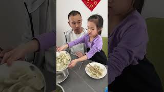 掉了给闺女？没想到女儿也不好惹 #funny #搞笑 #cute #搞笑 #萌娃 #baby