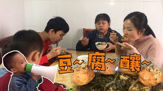 小鳳帶兒子回娘家蹭飯，外婆剛做好一盤豆腐釀，瞬間被搶光【田野小鳳】