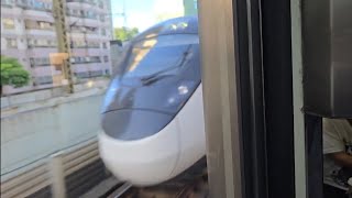 1129次基隆發車開往北湖的銀綠色微笑號EMU900型十輛一編組EMU942區間車，和408次樹林發車開往台東的超優質直達EMU3000型十二輛編組EMU3022皮蛋豆腐騰雲號綠色帶新城際自強號列車