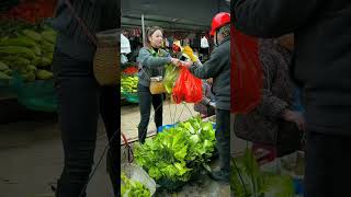 Vegetables are being sold in the market #shorts #vegetables #shortvideo #shortsfeed