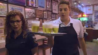 Porchat tenta vaga de garçom em um bar famoso de São Paulo
