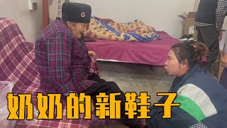 奶奶的脚肿了，英子和爸妈过来看看，顺便给奶奶加衣服【农村小英子】 去配乐