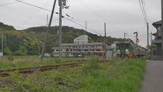 高速で通過する桑野駅始発の送り込み回送。