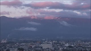 吾妻小富士が雪化粧　吾妻山・初冠雪　平年より８日・去年より７日早く【福島県・10月18日】 (21/10/18 12:10)