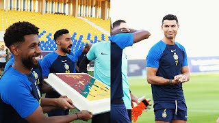 نجـوم النصر يفاجئون رونالدو بمناسبة أرقامه القياسية 🤩 AlNassr players surprise Ronaldo in training 💛
