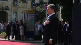 Ukraine's Poroshenko sworn in as president