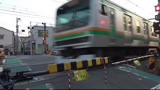 尾久車両センター近くの踏切を通過する上野東京ライン宇都宮線/高崎線のE231系