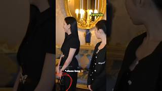 Jennie asked the person to hold the bag to help Jisoo #blackpink #jisoo #jennie