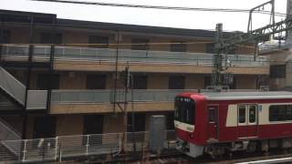 【鉄道動画】新子安駅にて　京急新1000形(4+4)\u0026宇都宮線E231系(10+5)（湘南新宿ライン）通過シーン