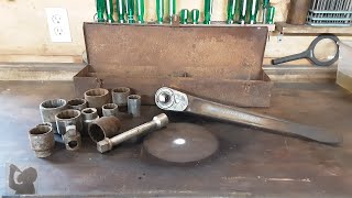 Rusty Flea Market Finds.  Williams Super Ratchet- Wright 3/4 sockets \u0026 Tool Box Restoration.