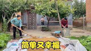 5岁孙女陪奶奶淘粮食，忙前忙后打下手，隔代的陪伴简单幸福