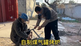 大脸30块买个煤气罐，两位师傅帮忙做烤炉，切割电焊轮翻上，完美...农村天冷刮大风，骨头缝凉嗖嗖，中午干饭进大棚，暖和舒适真得劲