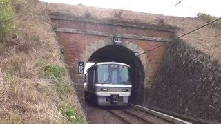 大砂川隧道（1889(明治22)年竣工　JR草津線、旧 関西鉄道）を通過する221系 113系