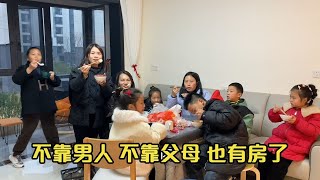 单亲妈妈凌晨带着孩子入住新家了，请亲戚朋友一起暖房，熬出头了