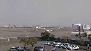 飛往小港的中華航空A330大型引擎式客機，跟飛往澎湖的立榮航空ATR72螺旋槳小型飛機，立榮要準備滾行起飛，華航準備滑行到停機坪