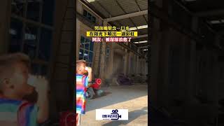 河南郑州：男孩嘴里含一口水，站在太阳下喷出彩虹