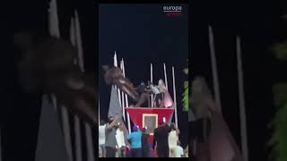 Manifestantes antigubernamentales derriban varias estatuas de Hugo Chávez en Venezuela