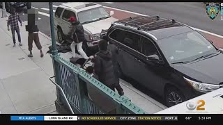 Man robbed in Brooklyn; police search for 2 suspects