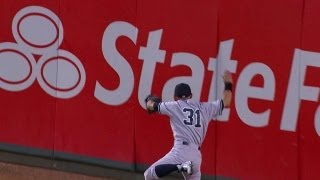 Ichiro's tough catch takes him into the wall