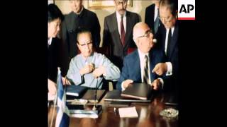 SYND 23 9 78 CHINESE FOREIGN MINSITER HUANG HUA SIGNS CULTURAL AGREEMENT