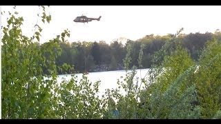 Defensie helikopter pakt water in de Alba plas