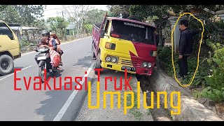 Evakuasi Truk UMPLUNG ...